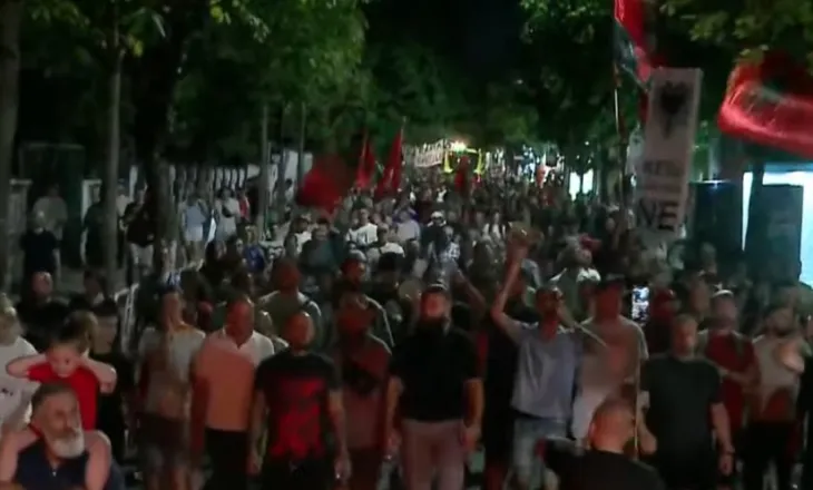 FOTO/ Marshimi kilometrik nëpër Tiranë, protestuesit thirrje qytetarëve: Çohuni nga gjumi! Bashkohuni me ne!