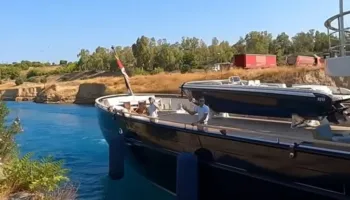 FOTO/ Momenti kur një superjaht me vlerë 50 milionë euro godet muret e Istmit të Korintit