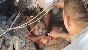 FOTO/ Mrekullia gjatë tërmetit: Babai i groposur shpëton foshnjën në krahët e tij