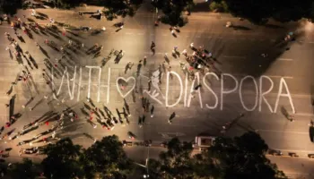 FOTO/ Pjesëmarrje masive në protestë, qytetarët lënë mesazhin në bulevard: With love diaspora