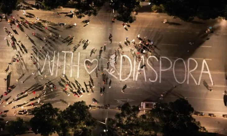 FOTO/ Pjesëmarrje masive në protestë, qytetarët lënë mesazhin në bulevard: With love diaspora