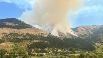 FOTO/ Zjarr i madh në Parkun e Lurës, era përhap flakët me shpejtësi! Dhjetëra forca drejt vendngjarjes dhe 2 helikopterë nga ajri