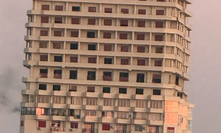 FOTO/ Zjarri në Golem, gjashtë persona përfundojnë në spital pas asfiksisë nga tymi