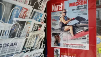 Fotoja e Macron me Jet Ski ndez reagimet në Francë: Vera e fundit në pushtet?