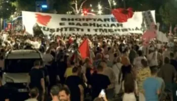 FOTOLAJM/ “Shqiptarët e bashkuar, pushteti i tmerruar”! Shpaloset banderola gjigante para Kryeministrisë
