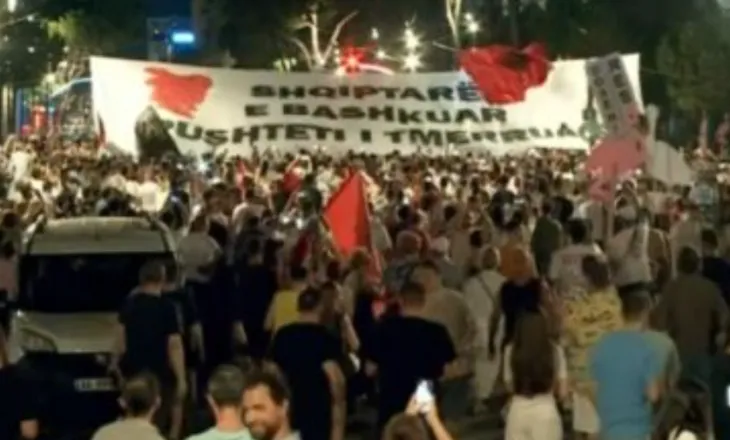 FOTOLAJM/ “Shqiptarët e bashkuar, pushteti i tmerruar”! Shpaloset banderola gjigante para Kryeministrisë