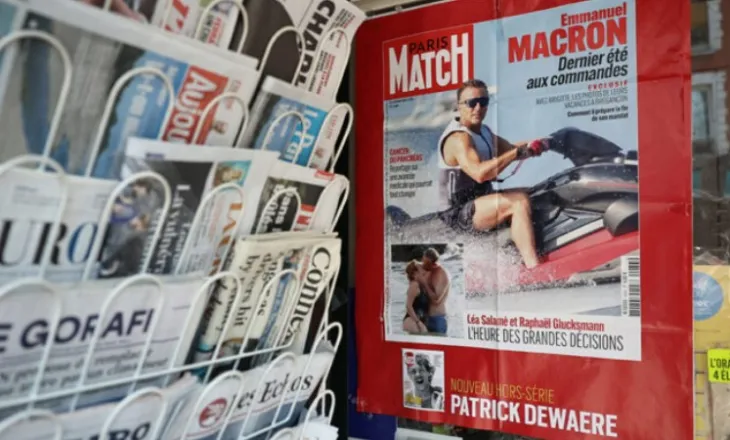 “Franca digjet, ai argëtohet!”- Fotot e Macron duke bërë xhiro me motor uji në det shkaktojnë ‘tërmet’, opozita me akuza të forta!
