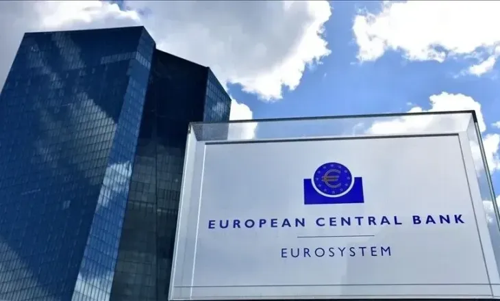 Frika nga konfliktet dhe zjarret pyjore nxisin rritjen e mbajtjes së parave të gatshme