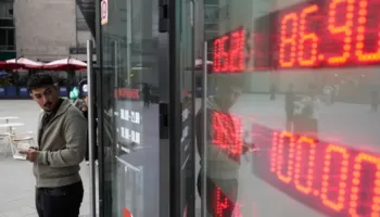 Frika për ekonominë trondit rusët, tërheqin shuma të mëdha parash nga bankat