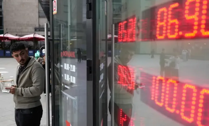 Frika për ekonominë trondit rusët, tërheqin shuma të mëdha parash nga bankat
