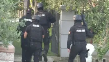 “Fshihet në një pallat në qytet”- RENEA zbarkon me urgjencë drejt Korçës, operacion për kapjen e një të dënuari me 18 vjet burg për vrasje!