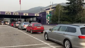 Fundjava e fundit e gushtit dynd edhe më shumë pushuesit kosovarë drejt Shqipërisë, kolonë e gjatë mjetesh dhe radhë në Morinë
