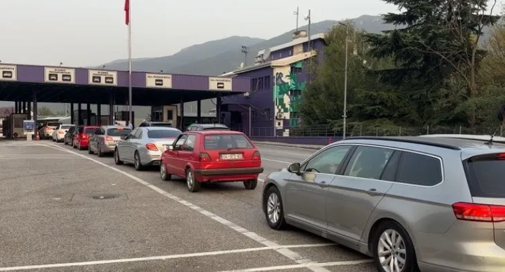 Fundjava e fundit e gushtit dynd edhe më shumë pushuesit kosovarë drejt Shqipërisë, kolonë mjetesh dhe radhë në Morinë, mbi 52 mijë hyrje në 24 orë!