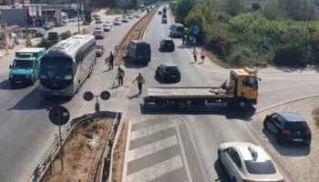 Furgoni përplaset me makinën! 2 pasagjerë drejt spitalit