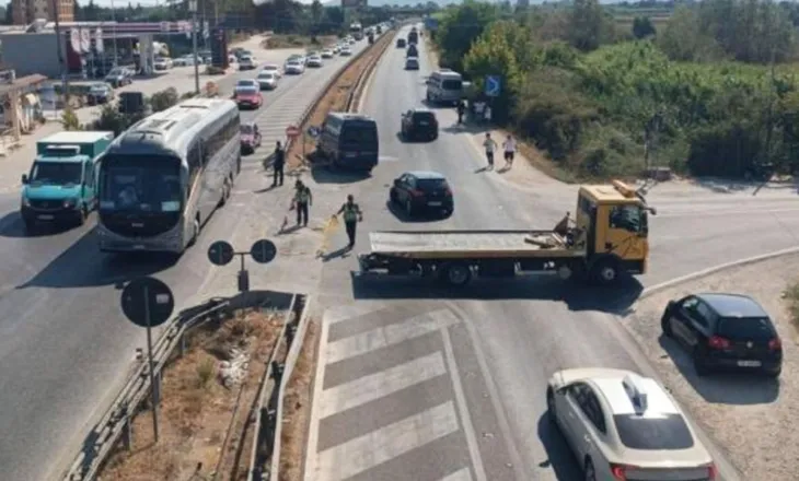 Furgoni përplaset me makinën! 2 pasagjerë drejt spitalit