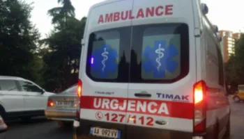 Gjendet i pajetë në rrugë një i moshuar në Elbasan