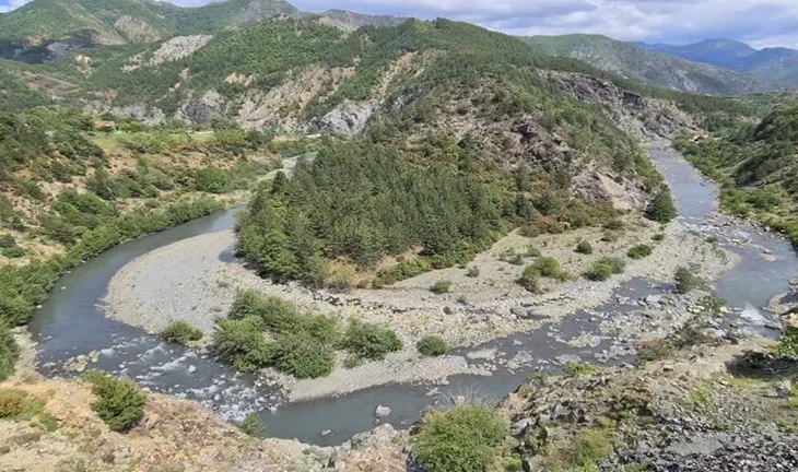 Gjendet në grykëderdhjen e lumit të Semanit një kufomë e dekompozuar