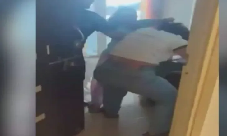 Gjeti ish-burrin me një tjetër në apartament, sherri mes grave bën xhiron e rrjetit (VIDEO)