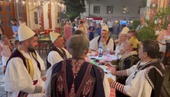 Gjirokastra e kthen traditën në një skenë të gjallë për turistët