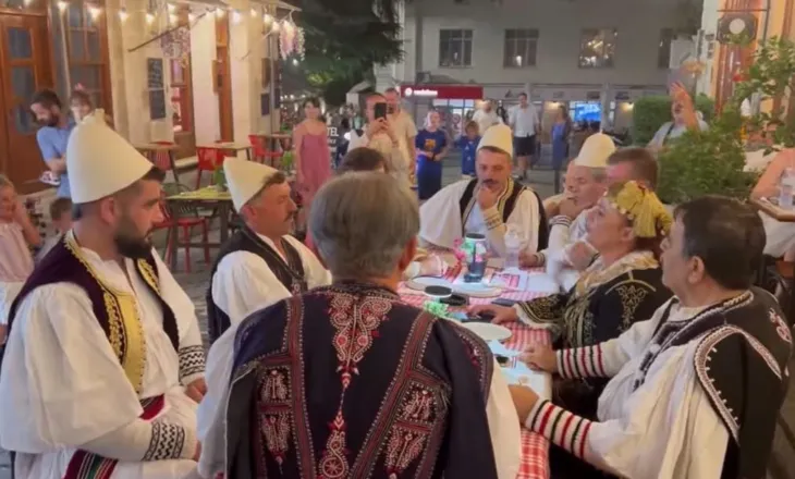 Gjirokastra e kthen traditën në një skenë të gjallë për turistët