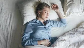 Gjumi i mirë e ka një sekret, përdorni këto 2 ngjyra në dhomë