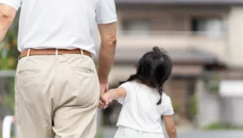 Gjyshi merr pa dashje nga kopshti mbesën “e gabuar”, merren masa për institucionin