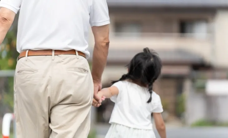Gjyshi merr pa dashje nga kopshti mbesën “e gabuar”, merren masa për institucionin