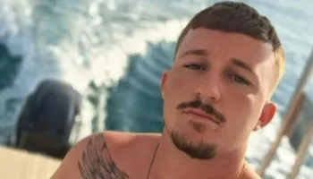 Goditet me thike tre herë në fyt, i riu shqiptar viktimë e një sherri për një vajzë