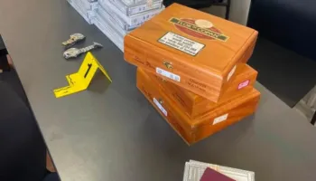 Goditet tentativa për futjen e mallrave të padeklaruara në Portin e Durrësit, sekuestrohen ora “Rolex” dhe puro