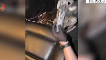 Goditet trafiku i armëve Kosovë-Shqipëri, kuksiani kapet në Maminas, në pranga dhe shoqëruesja nga Prizreni! Arsenali dyshohet për grupet kriminale