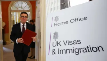 Goditje për qeverinë britanike, bllokohet deportimi i shqiptarëve në vendlindje