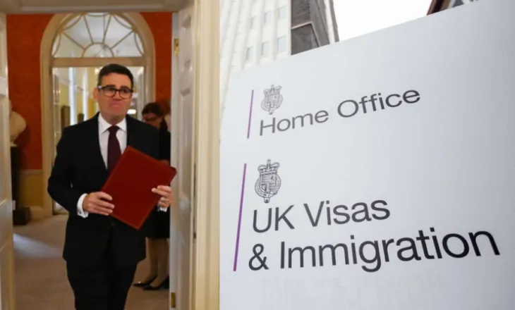 Goditje për qeverinë britanike, bllokohet deportimi i shqiptarëve në vendlindje