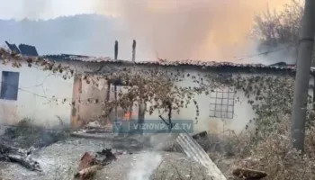 Gojan i Madh/ Flakët dalin jashtë kontrollit, shkrumbohen 3 banesa, nis evakuimi i banorëve (VIDEO)