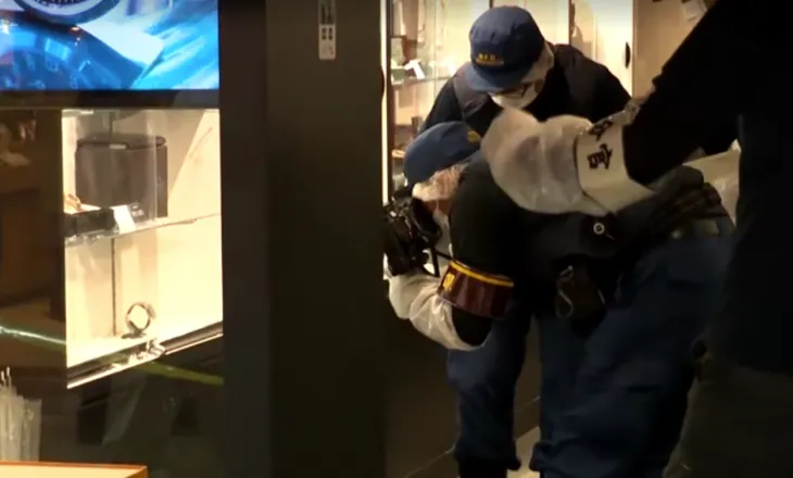 Grabiten disa orë luksoze me vlerë 1.2 milionë dollarë në Tokio, autorët arratisen në 10 sekonda (VIDEO)