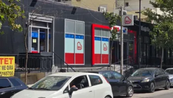 Grabitet me forcë xhiroja ditore e një marketi në Durrës, identifikohet autori