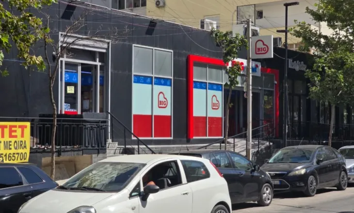 Grabitet me forcë xhiroja ditore e një marketi në Durrës, identifikohet autori