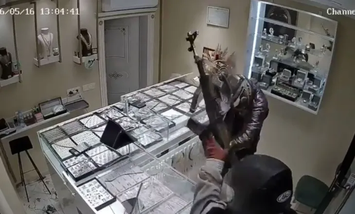 Grabitet një argjendari në Paskuqan, autorët arratisen me motor pa targa
