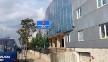 Grabitja e argjendarisë në Paskuqan/ Policia: Dy persona të armatosur morën bizhuteri dhe u larguan