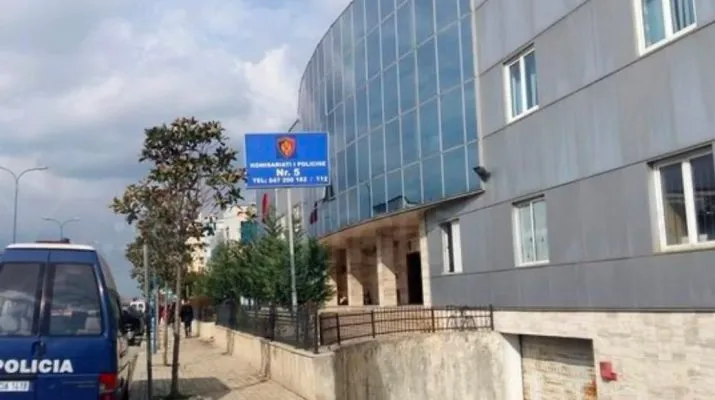 Grabitja e argjendarisë në Paskuqan/ Policia: Dy persona të armatosur morën bizhuteri dhe u larguan