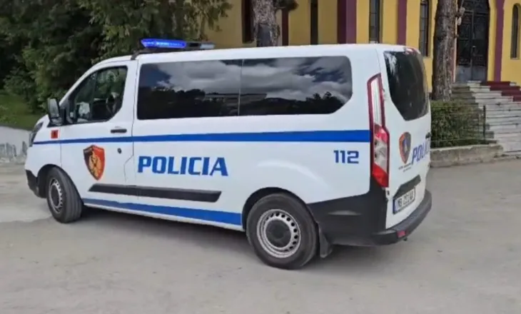 Grabitja në argjendarinë në Paskuqan, reagon Policia: Dy persona të armatosur morën bizhuteri dhe u larguan