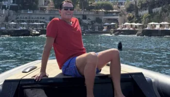Grenell i trishtuar pas përfundimit të pushimeve në Shqipëri, ndan mesazhin e veçantë