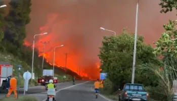 Greqi/ Zjarri masiv përfshin Halkidikin, evakuohen banorët dhe turistët në Siviri