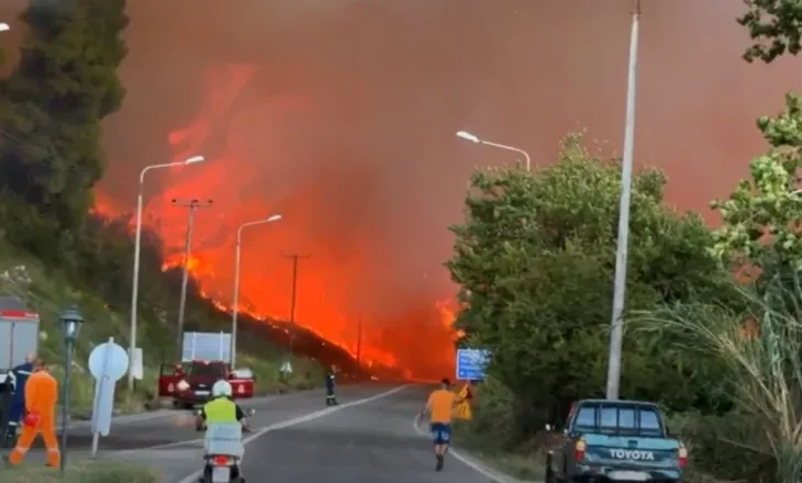 Greqi/ Zjarri masiv përfshin Halkidikin, evakuohen banorët dhe turistët në Siviri