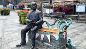 Guernsey i hap rrugë një qendre të re kushtuar Victor Hugo-së