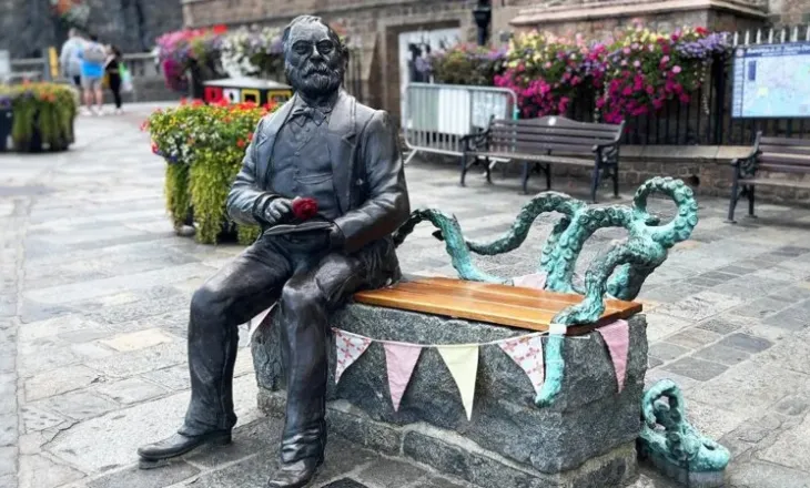 Guernsey i hap rrugë një qendre të re kushtuar Victor Hugo-së