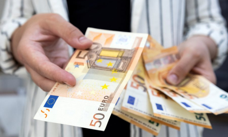Gushti nis me surprizë në tregun valutor, Euro “dorëzohet” ndaj Lekut