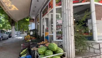 Hajdutët godasin marketin në Korçë, ia mbathin me 100 mijë lekë