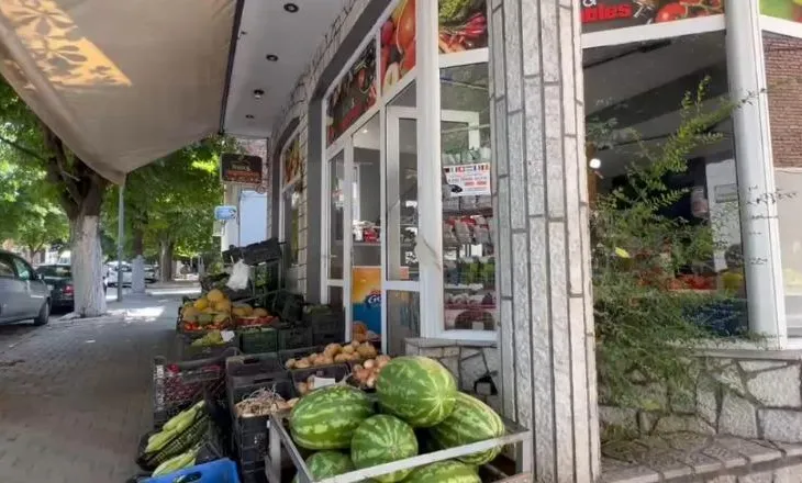 Hajdutët godasin marketin në Korçë, ia mbathin me 100 mijë lekë