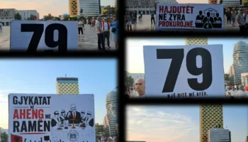 “Hajdutët në zyra, rinia në emigrim”, pankartat ‘thumbuese’ të protestuesve