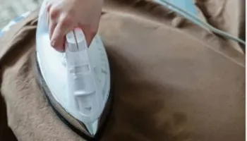 Harrojeni hekurin në kulmin e vapës! Truku i thjeshtë me dy përbërës do ju ndihmojë që të hiqni rrudhat nga rrobat